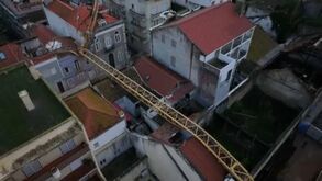 Imagens de drone mostram dimensão da grua que caiu sobre cinco prédios no centro da Figueira da Foz
