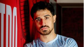 Atleta do Leixões Sport Club posa com a nova camisola