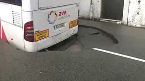 Autocarro preso em cratera depois de estrada aluir em Famalicão: há dois feridos leves