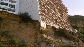 Derrocada em praia de Sesimbra coloca prédio em risco