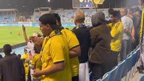 Adeptos do Al Nassr gritam por Cristiano Ronaldo durante o dérbi de Riade 