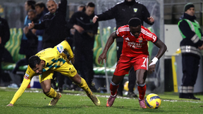 Bruma dribla adversário no Tondela-Benfica