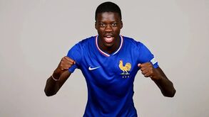 Mamadou Sarr volta ao Chelsea após empréstimo ao Estrasburgo.
