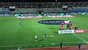 A poucos minutos do arranque do Casa Pia-FC Porto, assim está o relvado em Rio Maior