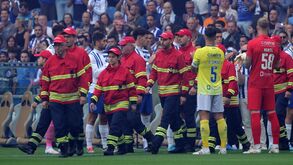 FC Porto oferece camisolas a bombeiros de Rio Maior após tempestade