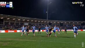 O autogolo de Thiago Silva... com o joelho no Casa Pia-FC Porto