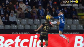 Casa Pia-FC Porto: William Gomes viu vermelho direto por esta entrada à cabeça de um adversário