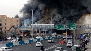 Grande incêndio atinge mercado na zona oeste de Teerão 
