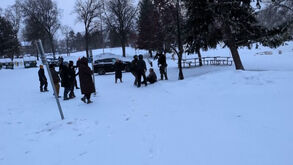 «Estão a apontar uma arma»: novos confrontos entre agentes de imigração e manifestantes em Minneapolis