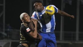 Samu, avançado do FC Porto, disputa a bola com Khaly, central do Casa Pia