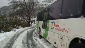 Autocarro com crianças e idosos preso em estrada de Castro Daire devido à neve