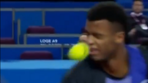 Insólito: tenista forçado a abandonar jogo após acertar com a bola... no próprio olho