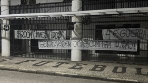 «Vendem jóias, compram ilusão»: as imagens do protesto contra a direção do Santos