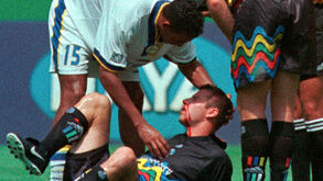 Jogador de futebol recebe assistência médica após lesão durante o jogo