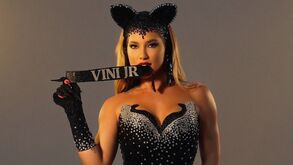 Modelo usa coleira com o nome de Vini Jr 