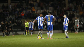 Jogadores do FC Porto reagem no relvado durante o jogo com o Casa Pia