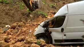 Muro desaba e destrói carrinha em Almada: veja as imagens  
