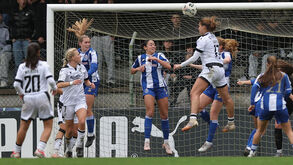 As jogadores disputam a bola durante o V. Guimarães-FC Porto