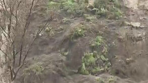 O momento em que falésia desaba parcialmente na Costa da Caparica