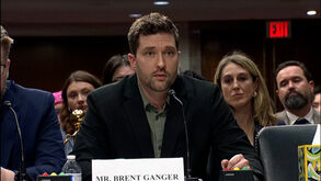 Irmãos de mulher morta a tiro pelo ICE recordam-na no Congresso e pedem ação contra polícia de imigração  