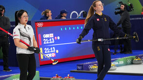 Atletas competem em torneio de curling nos Jogos Olímpicos de Inverno