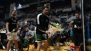 Equipa de basquetebol do Sporting presta homenagem aos sete adeptos do PAOK que morreram em acidente