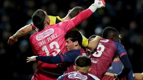 Jogadores de futebol festejam um golo durante uma partida