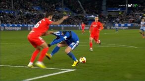 O surreal penálti marcado por falta sobre o ex-portista Toni Martínez