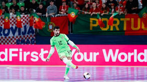 Bernardo Paçó em ação diante da França