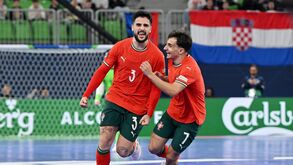 Tomás Paçó (à esq.)  e Lúcio festejam a reviravolta portuguesa