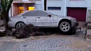 O cenário de destruição em Portalegre: estrada tomada pela água e fila de carros cobertos de lama