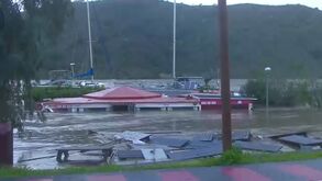 Restaurante parcialmente submerso em Alcoutim por causa de subida excecional do rio Guadiana