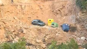 Derrocada arrasta carro e ecopontos em zona residencial no Estoril