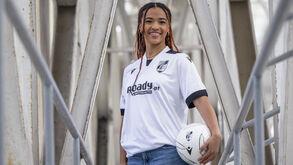 Jennessa Groves já com a camisola vitoriana