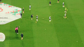 O capitão está de volta a Alvalade: Hjulmand entrou a liderar aquecimento e agarrou-se logo à bola