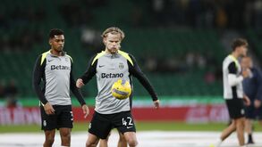 Jogadores do Sporting aquecem para o jogo com o AVS SAD