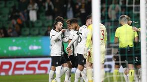 Jogadores do Sporting celebram um golo frente ao AVS SAD