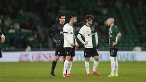 Equipa do Sporting em campo durante o jogo com o AVS SAD