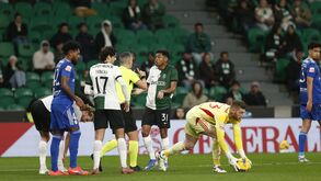 Árbitro avalia lance entre jogadores do Sporting e AVS