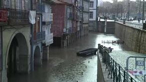 Cheias: Sapadores do Porto colocam barco nas ruas inundadas para a população sair de casa 