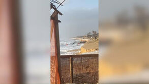 Imagens mostram bar de praia levado pela força do mar na Fonte da Telha