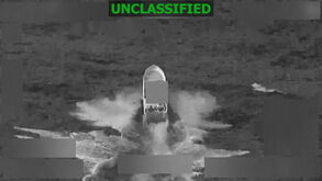 O momento em que EUA atacam barco suspeito de tráfico de droga no Pacífico