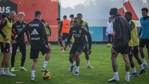 Lukebakio ao lado dos companheiros