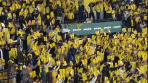 Adeptos do Al Nassr mostram-se do lado de Cristiano Ronaldo e erguem faixas de apoio ao minuto 7