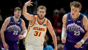 Jock Landale com exibição de uma vida na estreia pelos Hawks... após troca de última hora e viagem de carro