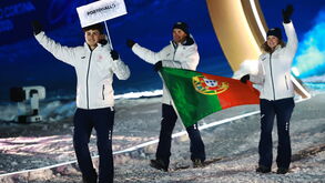 Atletas de Portugal desfilam com a bandeira nacional em evento desportivo