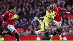 Futebolistas do Manchester United e Tottenham disputam a bola durante jogo da Liga Inglesa