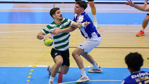 Jogadores de FC Porto e Sporting durante o clássico de andebol