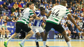 Os jogadores durante o clássico de andebol entre FC Porto e Sporting