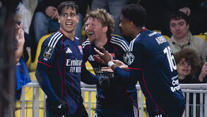 Afonso Moreira a celebrar com dois companheiros de equipa